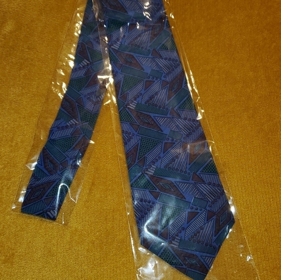 Blue, Red, Cream Patterned Tie New - Picture 2 of 6